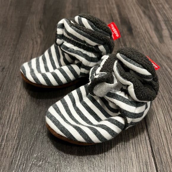 Unisex-Baby White and Grey Stripes Fleece Booties Socks Non Skid Gripper Bottom - Picture 4 of 12